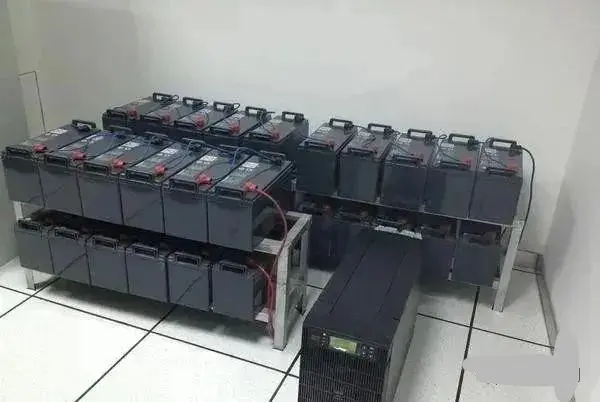 How to connect the UPS battery？